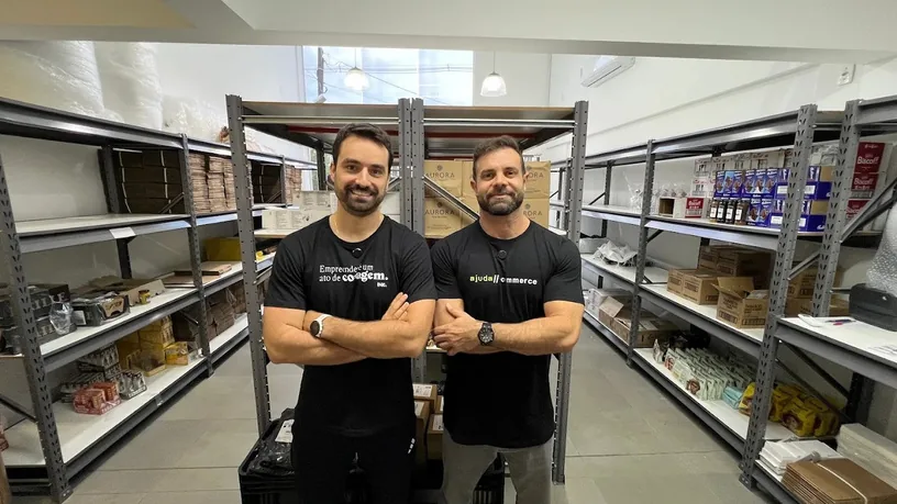 O Vitor e um integrante do time no estoque da operação própria